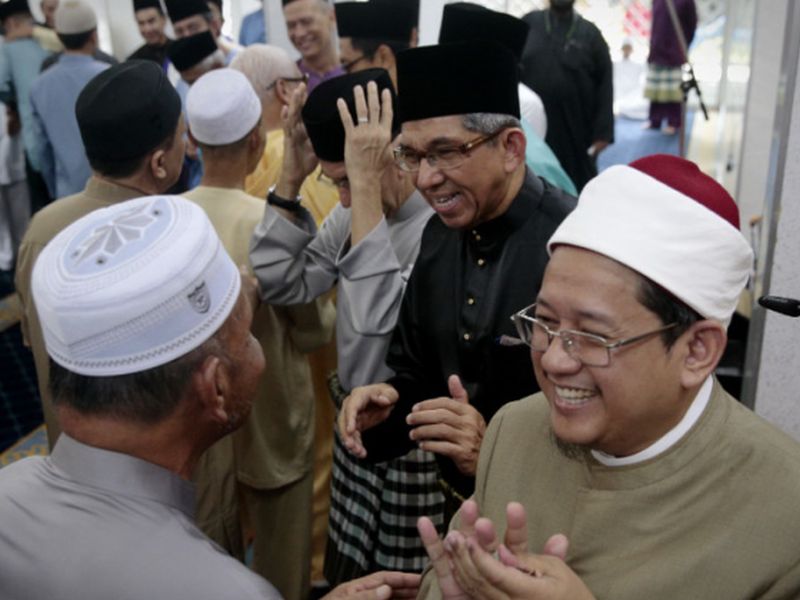 Singapore mufti Dr Mohamed Fatris Bakaram (far right) says the Muslim community here should not let themselves be trapped by a u00e2u20acu02dcsiege mentalityu00e2u20acu2122, feeling that they are being attacked or oppressed. u00e2u20acu2022 TODAY pic