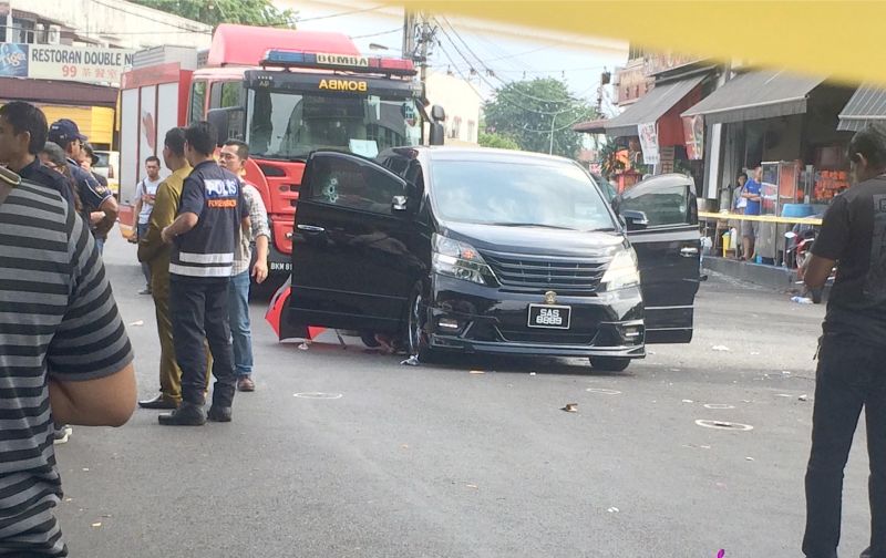 Investigators gather clues at the scene of Wongu00e2u20acu2122s murder in Taman OUG on Wednesday. u00e2u20acu201d Bernama pic