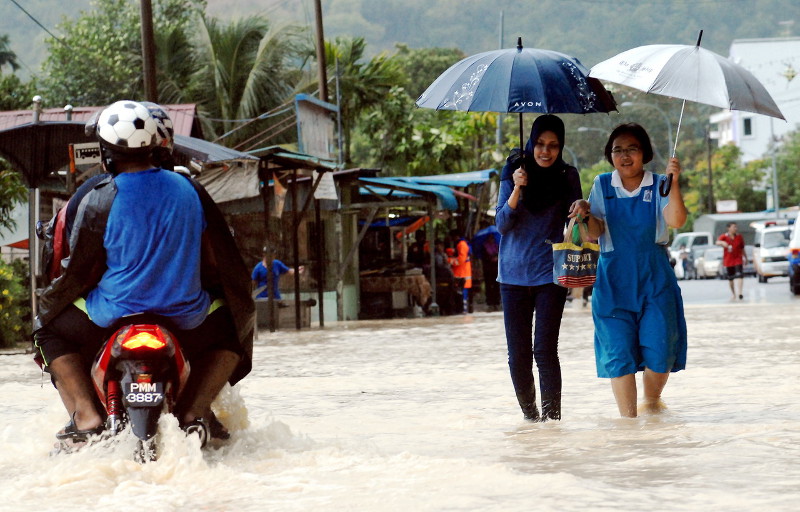 Kampung Nelayan, Kampung Teluk Awak and Kampung Desa Marina near Teluk Bahang, Penang Island are hit by flash floods following heavy rain, July 18, 2016. — Bernama pic
