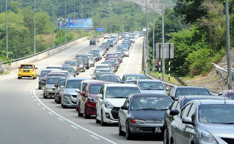 Ratusan kenderaan terperangkap dalam kesesakan lalulintas ketika melalui Jalan Seremban-Kuala Pilah menghala Kuala Pilah di Bukit Putus sejauh 30km pada cuti umum Aidilfitri 7 Jul 2016. u00e2u20acu201d Foto Bernama