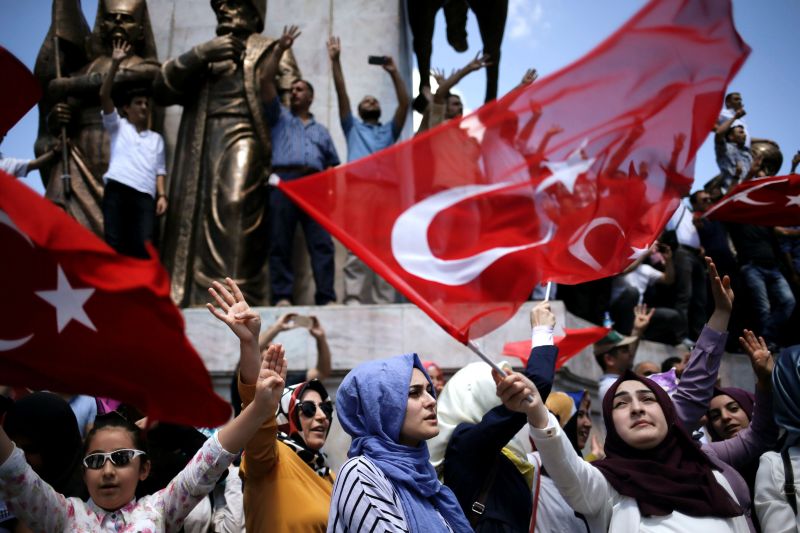 Supporters of Turkish President Tayyip Erdogan shout slogans and wave Turkish national flags during a pro-government demonstration in Sarachane park in Istanbul July 19, 2016. REUTERS/Alkis Konstantinidis