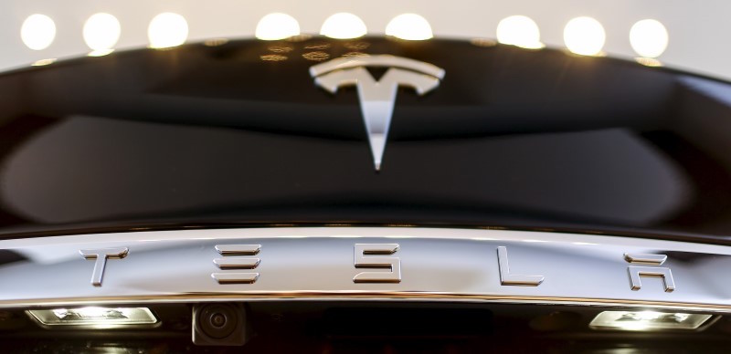 A Tesla logo adorns a u00e2u20acu02dcModel Su00e2u20acu2122 car in the dealership in Berlin November 18, 2015. u00e2u20acu201d Reuters pic