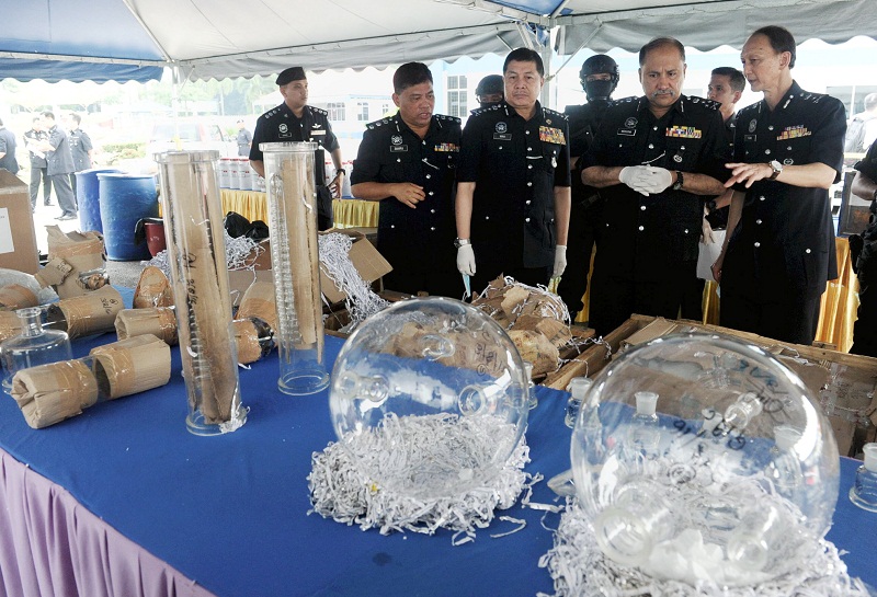 Bukit Aman Narcotics CID Director Datuk Seri Mohd Mokhtar Mohd Shariff and Johor police chief Datuk Wan Ahmad Najmuddin Mohd inspect some of the equipment seized from the  ketamine processing labouratory in Ulu Tiram, Johor Aug 6, 2016. u00e2u20acu201d Bernama pic