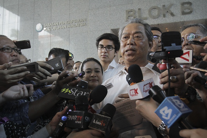 Tan Sri Muhyiddin Hj Mohd Yassin (centre) speaks to reporters after submitting the registration form for u00e2u20acu02dcParti Pribumi Bersatu Malaysiau00e2u20acu2122 at the Registrar of Societies, in Putrajaya Aug 9, 2016. u00e2u20acu201d Picture by Yusof Mat Isa
