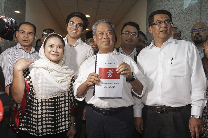 Tan Sri Muhyiddin Hj Mohd Yassin (centre) poses for a photo after submitting the registration form for u00e2u20acu02dcParti Pribumi Bersatu Malaysiau00e2u20acu2122 at the Registrar of Societies, in Putrajaya Aug 9, 2016. u00e2u20acu201d Picture by Yusof Mat Isa