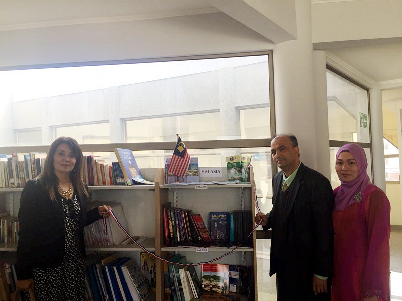 Malaysian Ambassador to Chile, Datuk Dr Mohamad Rameez (second, right) launches a u00e2u20acu02dcMalaysian Book Corneru00e2u20acu2122 at the Library of Colina, in Santiago Aug 11, 2016. u00e2u20acu201d Bernama pic