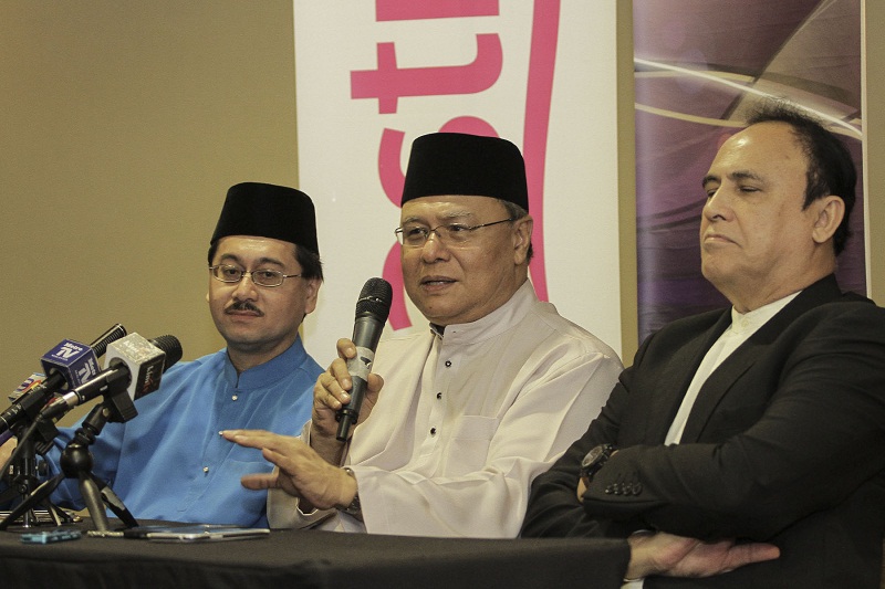 Finas director-general Datuk Kamil Othman (centre) speaks during a press conference in Kuala Lumpur, Aug 16, 2016. u00e2u20acu201d Picture by Yusof Mat Isa