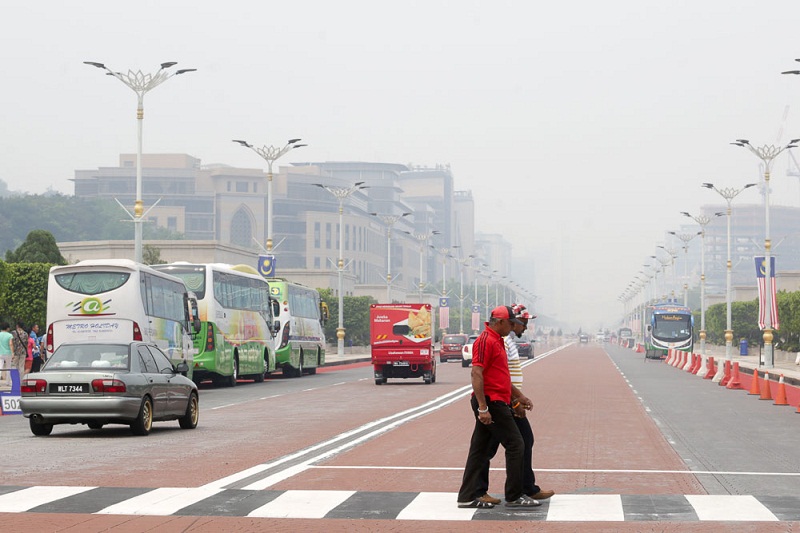 People are seen crossing a road in Putrajaya Aug 16, 2016. u00e2u20acu201d Picture by Choy May Choo