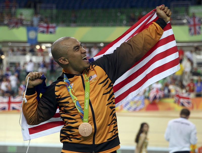 Azizulhasni Awang celebrates winning the bronze medal at the menu00e2u20acu2122s track cycling keirin, in Rio de Janeiro, Brazil Aug 16, 2016. u00e2u20acu201d Reuters pic