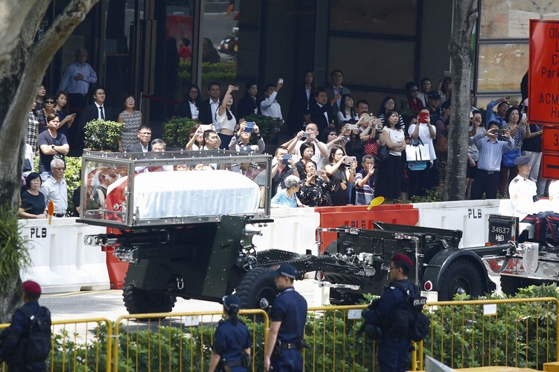 The carriage makes its way to the NUS University Cultural Centre as people along the way take photos on Aug 26, 2016.