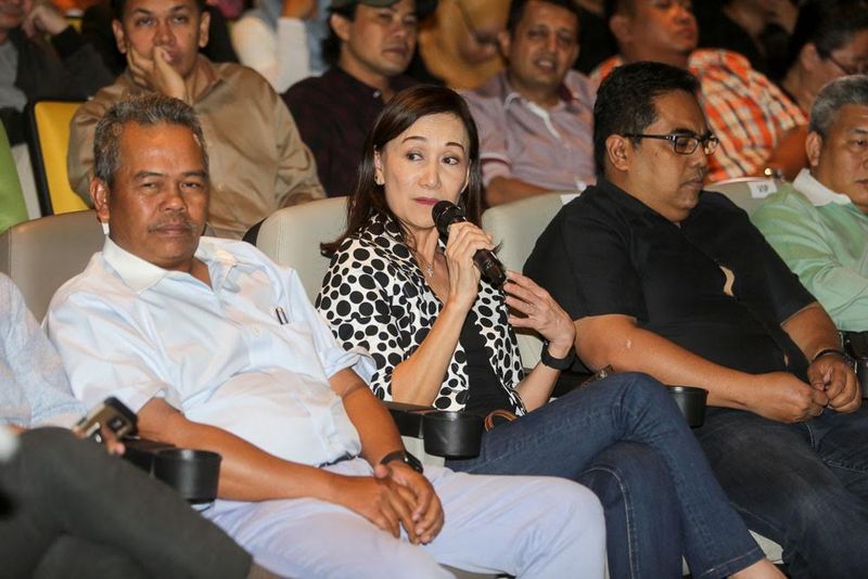 Burhanuddin Md Radzi (kiri) bersama Nancie Foo (tengah) ketika menghadiri sesi dialog u00e2u20acu02dcTanya Finas 2.0u00e2u20acu2122 di Kuala Lumpur, 8 Ogos 2016. u00e2u20acu201d Foto oleh Choo Choy May