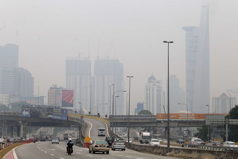 Motorists travel along a haze-shrouded Federal Highway in Kuala Lumpur August 29, 2016. u00e2u20acu201d Picture by Choo Choy May