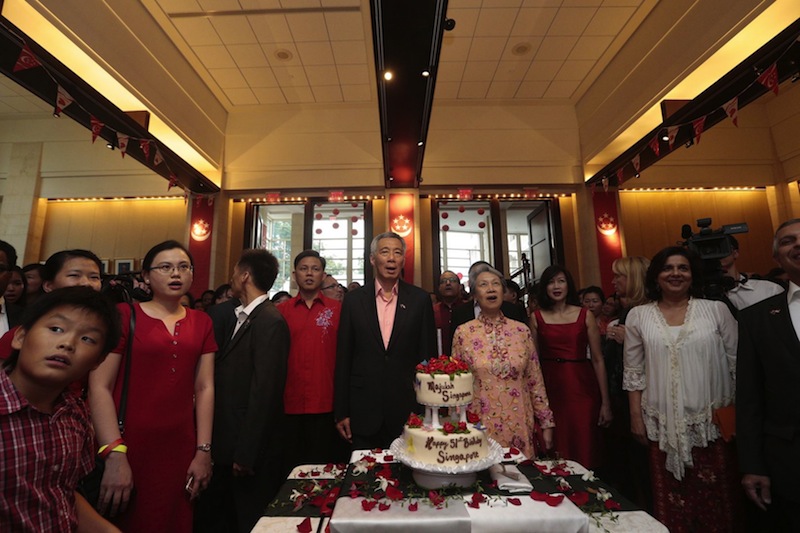 PM Lee Hsien Loong and wife Ho Ching sing the national anthem with attendees during a National Day reception for US-based Singaporeans, on July 31, 2016. u00e2u20acu201d TODAY pic