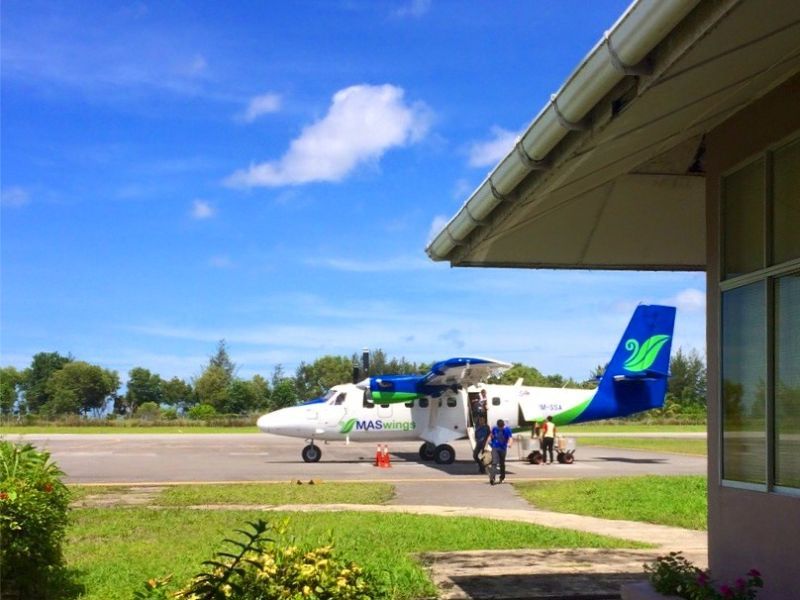 Foto fail menunjukkan pesawat MASwings sedang mendarat. Pesawat jenis Twin-Otter milik MASwings tergelincir dari landasan di Marudi petang ini. u00e2u20acu201d Foto ihsan Facebook/MASwings 
