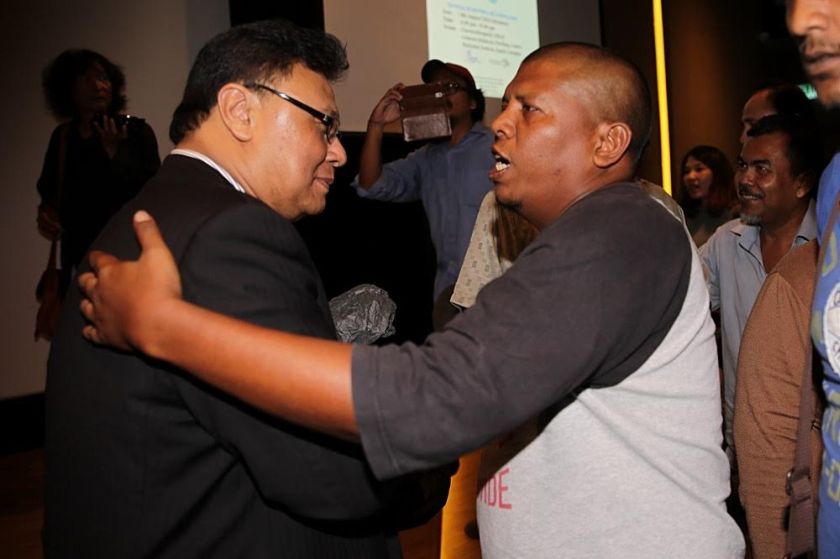 Pengarah kamera Mohd Noor Kassim (kanan) memulangkan semula dua trofi yang dimenanginya dalam Festival Filem Malaysia (FFM) kepada Datuk Kamil Othman. u00e2u20acu201d Foto oleh Choo Choy May 