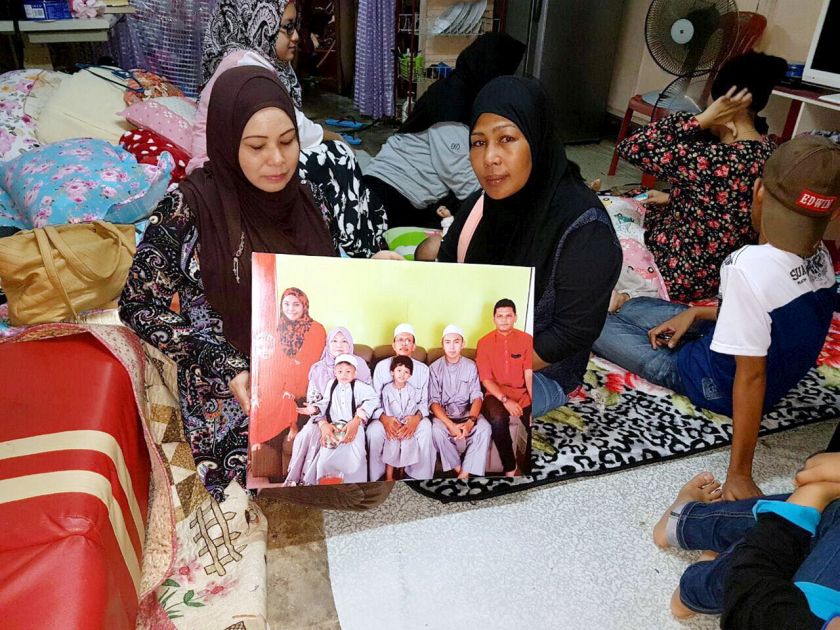 Norazian Bistaman (kiri), 44, ibu Nurin Jazlin Jazimin, bertemu Siti Nursharmila Tengku Hanafiah, 46, ibu Noor Amila Edrus Norsham, 5, yang dibunuh kejam. u00e2u20acu201d Foto Bernama  