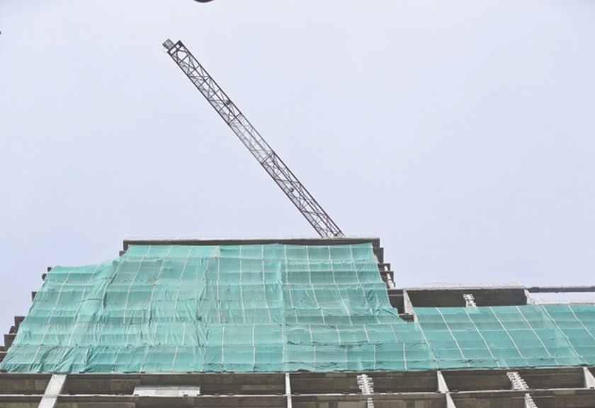 The crane (right) that held the 500kg hook which snapped. u00e2u20acu201d Picture by Azneal Ishak