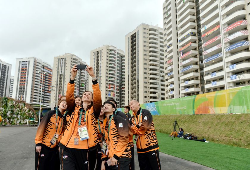 Pegawai Physiotherapist pasukan badminton negara Sandra Fiedler berselfie dengan para pemain dan pegawai di Perkampungan Sukan Olimpik Rio 2016 hari ini.u00e2u20acu00a8u00e2u20acu201d Foto Bernama