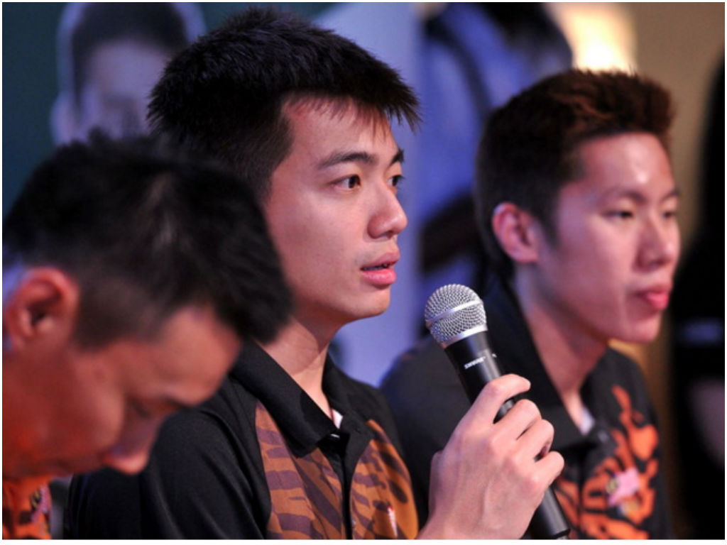 nPETALING JAYA, 26 Ogos u00e2u20acu201dPasangan badminton beregu lelaki negara Tan Wee Kiong (dua, kiri) dan Goh V Shem (kanan) pada Majlis XOX Mobile meraikan #WiraMalaysia dan penyampaian imbuhan hari ini.n--fotoBERNAMA (2016) HAK CIPTA TERPELIHARA