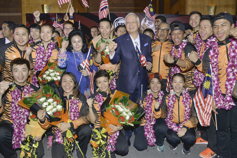 Prime Minister Datuk Seri Najib Razak (centre) poses with his wife Datin Seri Rosmah Mansor and the Malaysian contingent from the 2016 Rio Olympics at KLIA August 24, 2016. u00e2u20acu201d Picture by Yusof Mat Isa