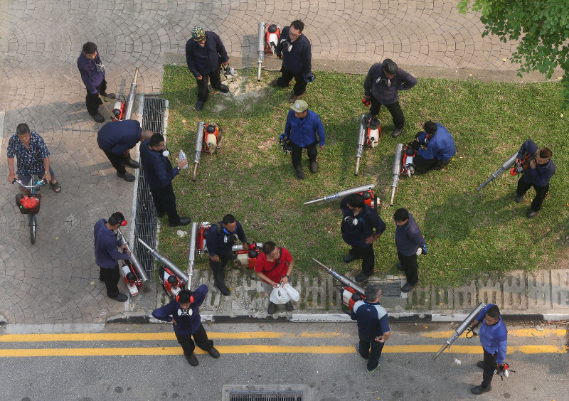 Thermal fogging being carried out in the vicinity of Block 102, Aljunied Crescent on Aug 28, 2016. u00e2u20acu201d Ooi Boon Keong/TODAY pic