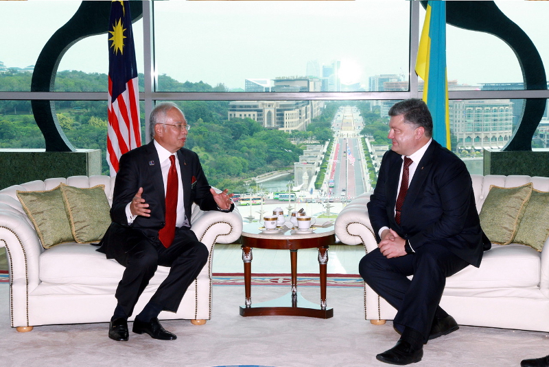 Prime Minister Datuk Seri Najib Razak (left) meets Ukrainian President Petro Poroshenko during Poroshenkou00e2u20acu2122s visit to his office at Perdana Putra in Putrajaya August 4, 2016. u00e2u20acu201d Bernama pic