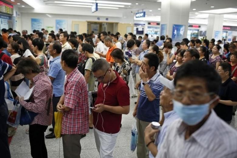 People queue at a hospital in Shanghai, September 2, 2014. REUTERS/Aly Song