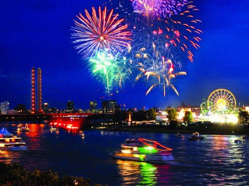 Fireworks over the Rheinkirmes, the Largest Funfair On The Rhine. ― Picture courtesy of Dusseldorf Marketing & Tourismus GmbH /U. Otte