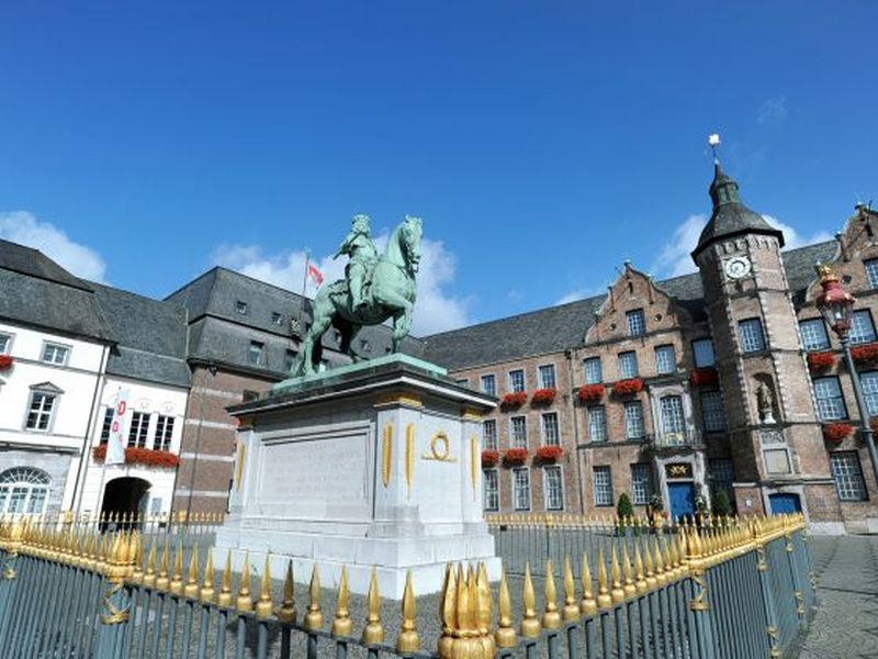The Altstadt, or Old Town, in Dusseldorf. ― Picture courtesy of Dusseldorf Marketing & Tourismus GmbH /U. Otte