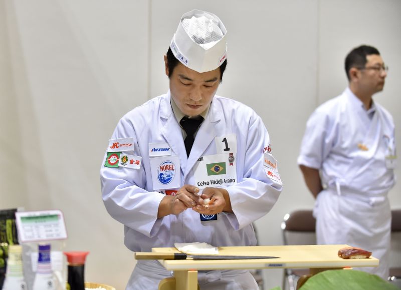 Celso Hideji Amano, a Brazilian of Japanese ancestry who was awarded first place, competes during the World Sushi Cup Japan 2016 in Tokyo August 19, 2016. KAZUHIRO NOGI / AFP 