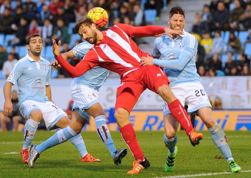 Fernando Llorente (centre), in Sevilla colours, vies with Celta Vigo's defender Sergi Gomez  (right) during a La Liga match at the Balaidos stadium in Vigo February 7, 2016. u00e2u20acu201d AFP pic