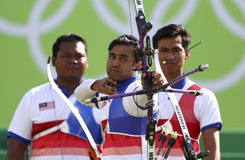 Khairul Anuar Mohamad of Malaysia competes as his compatriots Haziq Kamaruddin (left) and Muhammad Akmal Nor Hasrin look on. u00e2u20acu201d Reuters pic