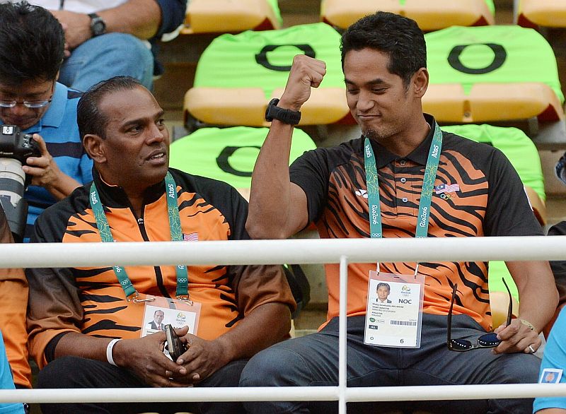 Menteri Belia dan Sukan Khairy Jamaluddin dan Timbalannya Datuk M Saravanan mempamerkan gaya tersendiri setelah penerjun negara Ng Yan Yee berjaya mara ke peringkat akhir dalam acara tiga meter papan anjal di Rio 2016, 14 Ogos, 2016.u00e2u20acu201d Foto Bernama