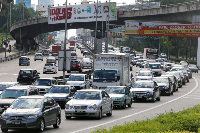 Driving Uber is a godsend to many millennials who find their day jobs don't pay enough these days. ― File pic