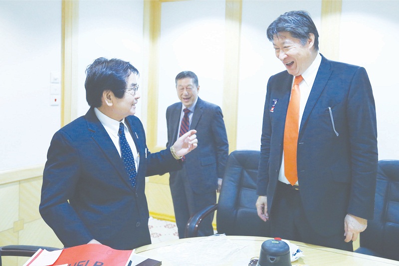 Kurup (left) shares a light moment with Siew (right) and Chan during their meeting yesterday. u00e2u20acu201d Picture by Zuraneeza Zulkifli