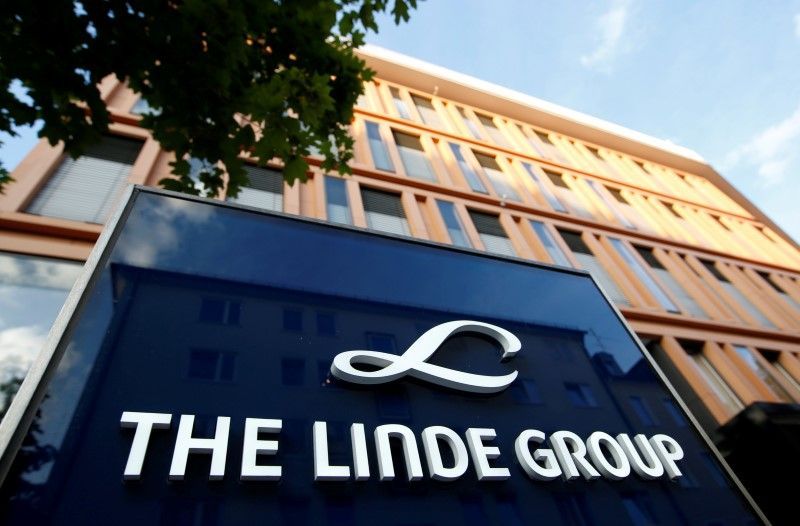 Linde Group headquarters in Munich August 15, 2016, in merger talks with US industrial gas supplier Praxair Inc. REUTERS/Michaela Rehle