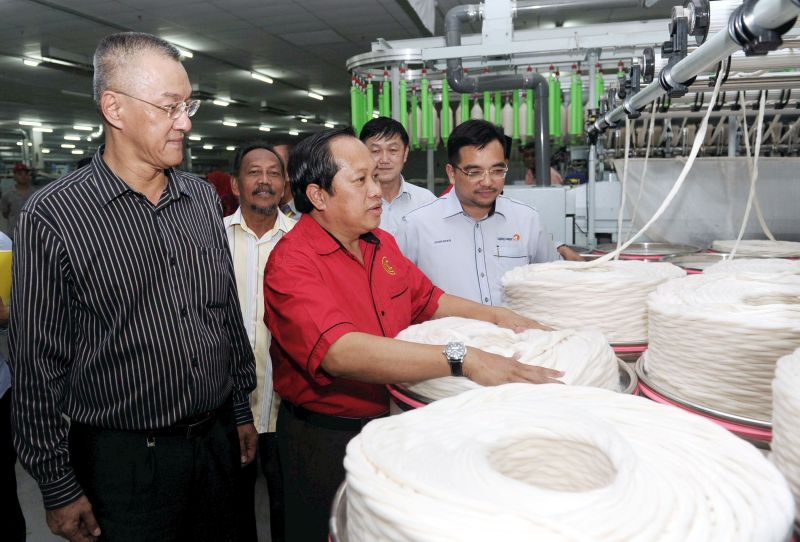 Deputy International Trade and Industry Minister Datuk Ahmad Maslan watches how thread is produced at D&Y Textile (Malaysia) Sdn Bhd in the Sedenak Industrial Park, Kulai, Aug 16, 2016. With him is general manager Steven Cheng. Bernama