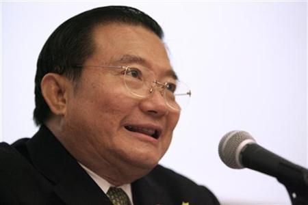 Thai Beverage's Chairman Charoen Sirivadhanabhakdi speaks during a news conference at the Singapore Exchange in Singapore May 30, 2006. REUTERS/Tim Chong