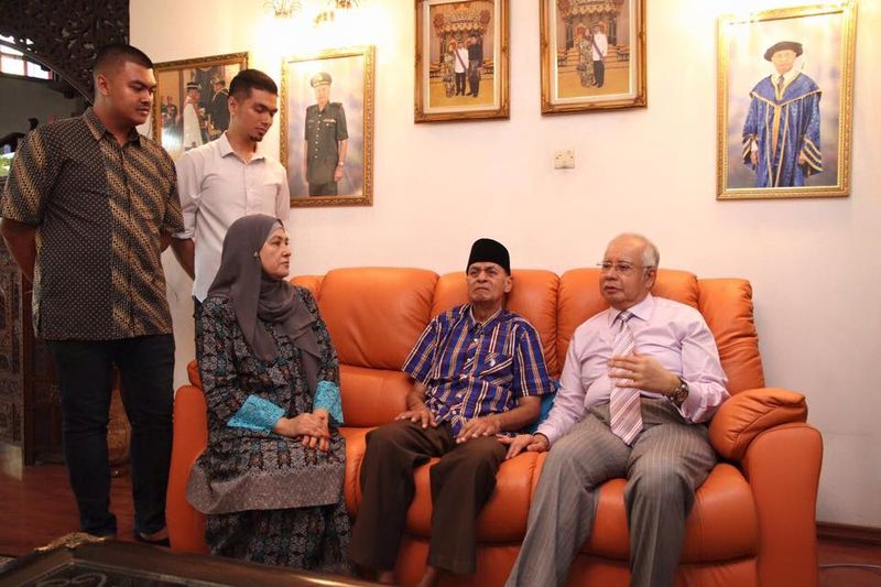 Datuk Seri Najib Razak melawat Jins Shamsuddin di rumahnya. u00e2u20acu201d Foto ihsan Facebook/Najib Razak