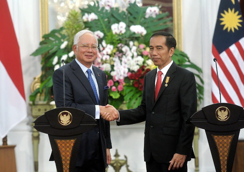 Prime Minister Datuk Seri Najib Razak (left ) shaking hands with Indonesian President Joko Widodo at the Presidential Palace in Jakarta, Aug 1, 2016. u00e2u20acu201d Bernama pic
