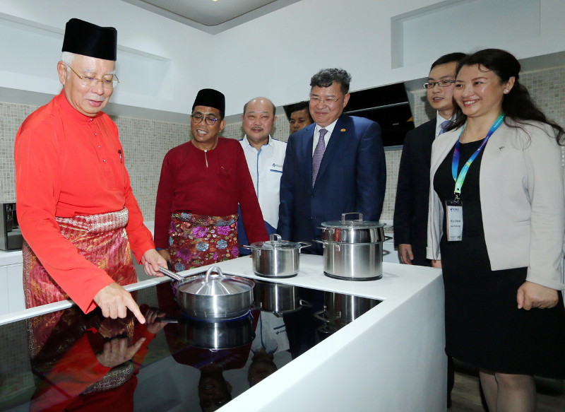 Prime Minister Datuk Seri Najib Razak (left) admiring a smart kitchen after opening Iskandar Malaysia Smart City Greenland Experiential Centre (SMARTXP), in Johor Baru, Aug 14, 2016. u00e2u20acu201d Bernama pic