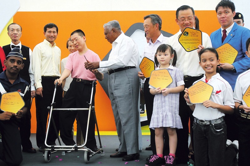 S.R. Nathan, Minister of Foreign Affairs Vivian Balakrishnan and other pledgers pose for a group photo during the launch of The National Family Celebrations 2010 at Raffles Place. u00e2u20acu201d TODAY pic 
