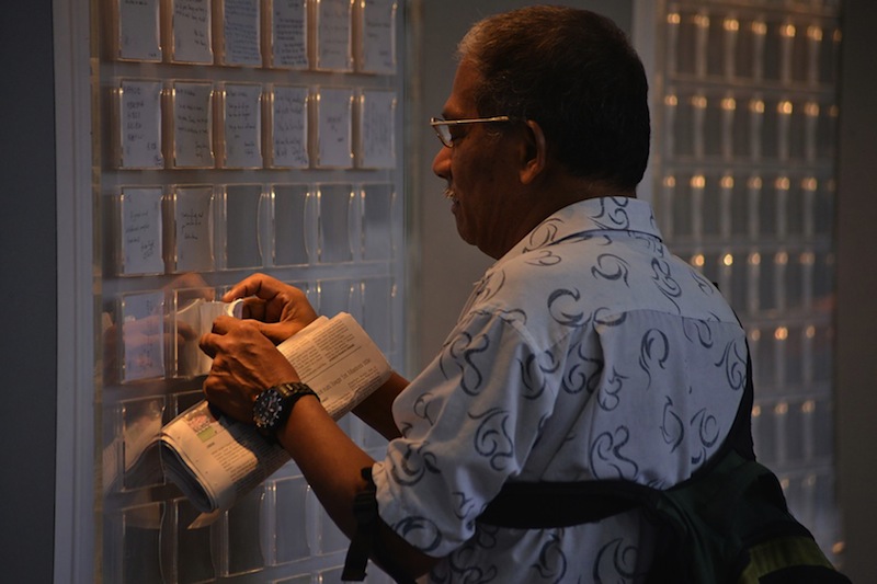 A member of the public penning a tribute to S.R. Nathan at the Istana. u00e2u20acu201d TODAY pic