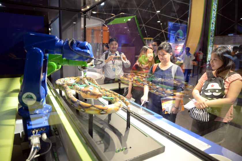 How the robotic arm works at the Robotics section at the Penang Tech Dome. 