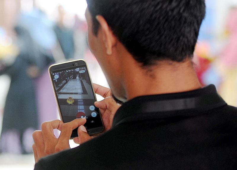 Penduduk Kuantan leka bermain permainan digital u00e2u20acu02dcPokemon Gou00e2u20acu2122 di Kuantan, 8 Ogos 2016. u00e2u20acu201d Foto Bernama