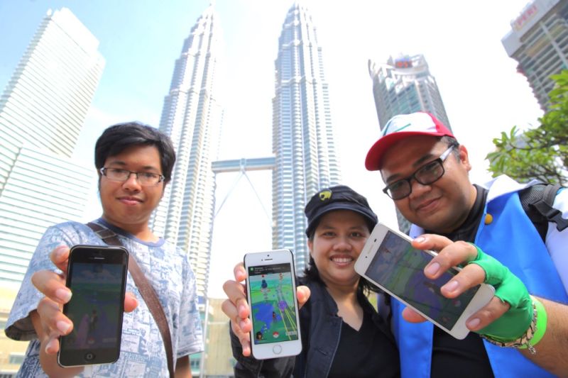 (From left) Kelvin Kiew, Nadia Fazilla Ramlan and Abdullah Aziri Pauzi play u00e2u20acu02dcPokemon Gou00e2u20acu2122 at KLCC park in Kuala Lumpur, Augsut 7, 2016. u00e2u20acu2022 Picture by Choo Choy May