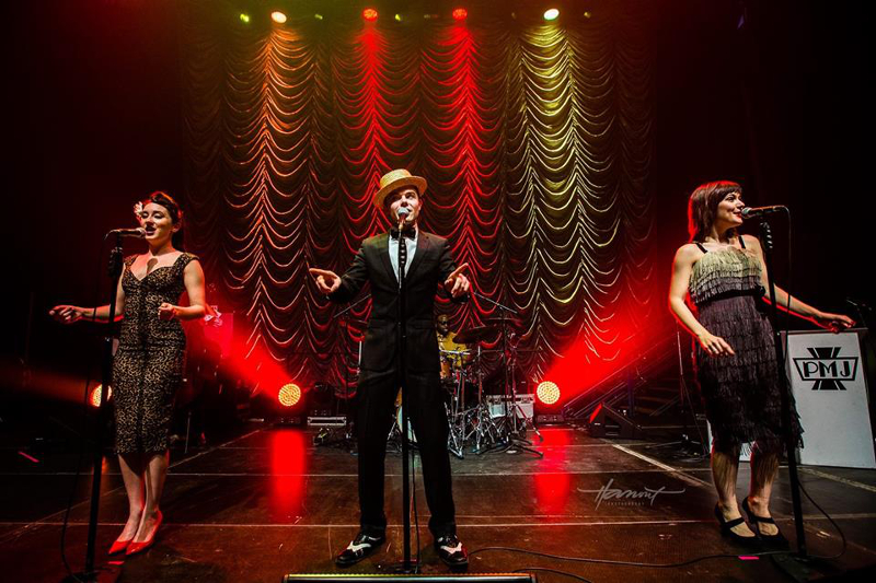 American Idol alumni members like Blake Lewis, Melinda Doolittle, Haley Reinhart and Casey Abrams, as well as other outstanding vocalists, have participated in PostModern Jukebox. 