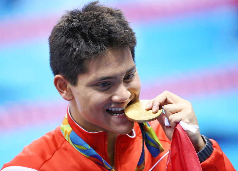 Joseph Schooling of Singapore poses with his gold medal after the 2016 Olympics Men's 100m Butterfly Victory Ceremony at Olympic Aquatics Stadium, Rio de Janeiro, Brazil, Aug 12, 2016. u00e2u20acu201d Reuters pic 