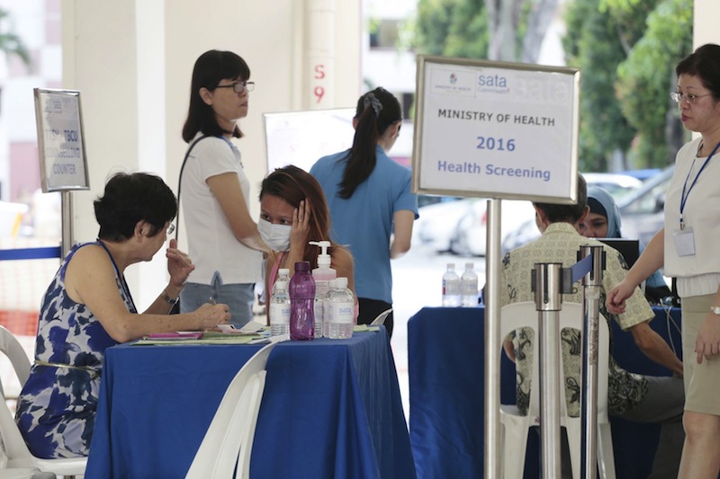Residents being assisted by MOH staff at a MOH health screening at 203 Ang Mo Kio Ave 3, on June 16, 2016. u00e2u20acu201d TODAY pic