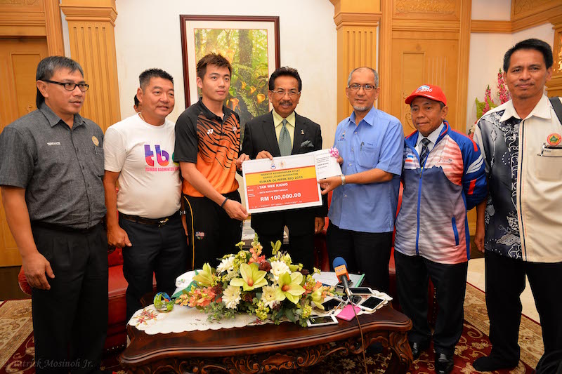 Chief Minister Datuk Seri Musa Aman witnesses the handing over of the state incentive to Olympic silver medallist Tan Wee Kiong by the Minister of Youth and Sports Datuk Tawfiq Abu Bakar Titingan. u00e2u20acu201d Picture courtesy of Sabah Chief Ministeru00e2u20acu2122s Office